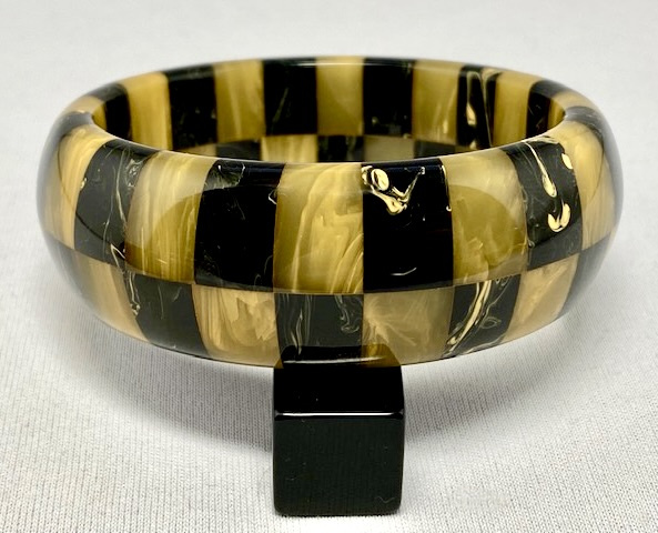 SZ81 Shultz marbled black and marbled yellow checkerboard bakelite bangle